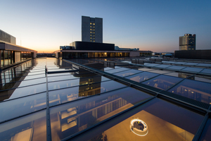  Der Innenhof der Hauptzentrale der Wirtschaftskanzlei FGS in Bonn ist mit einem Glasdach mit Stahl-Aluminiumtragkonstruktion überdacht Foto: Lamilux  