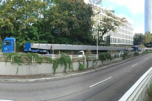  Der Innenhof der Hauptzentrale der Wirtschaftskanzlei FGS in Bonn ist mit einem Glasdach mit Stahl-Aluminiumtragkonstruktion überdacht Foto: Lamilux  