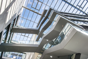  Der Innenhof der Hauptzentrale der Wirtschaftskanzlei FGS in Bonn ist mit einem Glasdach mit Stahl-Aluminiumtragkonstruktion überdacht Foto: Lamilux  