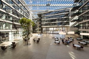  Der Innenhof der Hauptzentrale der Wirtschaftskanzlei FGS in Bonn ist mit einem Glasdach mit Stahl-Aluminiumtragkonstruktion überdacht Foto: Lamilux  