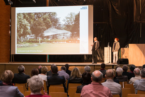  Aleksandra Walter-Klonkowska und Achim Söding von Auer und Weber Architekten gaben einen Überblick darüber, wie individuell und aufgabenbezogen Materialentscheidungen in ihrem Büro getroffen werden Foto: Lignotrend  