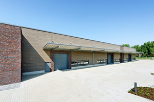  Verwaltungsgebäude mit Klinkersteinen und Lagerhalle mit Holzfassade am neuen Standort eines Fachverlags im Rheinland 