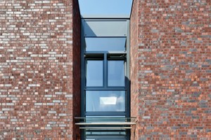  Fassade der Verwaltung mit Klinkersteinen 