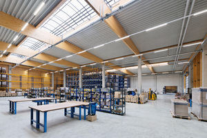 Im Inneren der Halle: Leimholzbinder und Betonstützen 