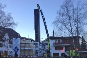  Kein Problem mit Schall- und Brandschutz: Das Bild in der Morgendämmerung zeigt das Einsetzen des 14 Meter langen Fahrzugschachtes, der vom Holzbauunternehmen komplett aus BSH gebaut wurde  Foto: Marte Architektur 