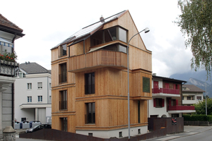  Das fertige Haus auf dem kleinen Grundstück bildet einen schönen Kontrast zu den vorwiegend massiv gebauten Häusern in der näheren Umgebung  Holz Untersander GmbH 