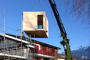  Das Aufrichten beginnt mit dem Gerüst stellen, dann werden die einzelnen Module auf das Fundament gestellt Foto: Marte Architektur 