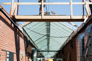  Stück für Stück arbeiteten sich die Dachhandwerker vor Foto: Velux/STORM Productions 