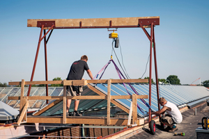  Mit Hilfe des Krans wurden die Module nacheinander über der Dachöffnung positioniert Foto: Velux/STORM Productions 