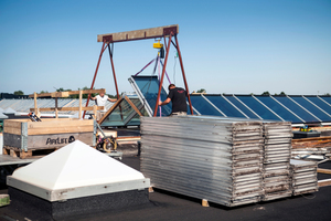  Mit Hilfe des Krans wurden die Module nacheinander über der Dachöffnung positioniert Foto: Velux/STORM Productions 