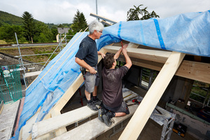  Einbau des Wechsels zwischen den Sparren für die spätere Montage des Dachfensters 