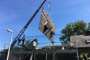  Die maroden Dachflächen wurden mit dem Mobilkran am Stück abgehoben 