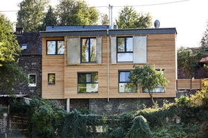  Auf der Gebäuderückseite sieht das „Basalt Loft“ in Kottenheim in der Eifel wie ein Flachdachhaus aus 