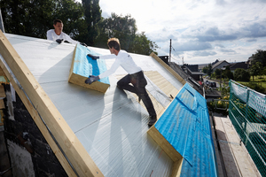  Verlegung der Aufdachdämmung aus Steinwolle Fotos: Behrendt und Rausch Fotografie 