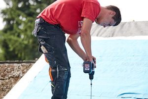  Zur Befestigung schraubten die Handwerker lange Holzbauschrauben durch die Gefällelatten und die Dämmung hindurch bis in die Balken 