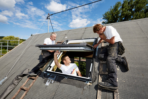  Montage des Dachfensters auf der Straßenseite 