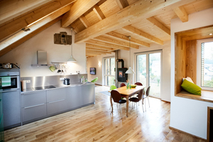  Blick ins Dachgeschoss der Ferienwohnung. Im Tragwerk sind die beiden zueinander versetzten Pfetten gut zu erkennen, die dafür sorgen, dass das Satteldach sauber ins Flachdach übergeht Fotos: Behrendt und Rausch Fotografie 