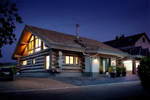  Am Rande der Schwäbischen Alb, in Göppingen, liegt das Naturstammhaus, das Bruce Ofield gebaut hatFotos: Kneer Südfenster 