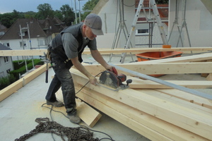  Richten eines Dachstuhls in Bielefeld - Dachstühle abbinden und aufstellen ist für Holzbau Vorderwisch eine der häufigsten Tätigkeiten 