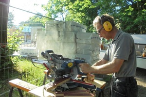  Zuschnitt auf der Baustelle: Tischlermeister Martin Exner bearbeitet die Fassadenbretter an der Kapp- und Gehrungssäge 
