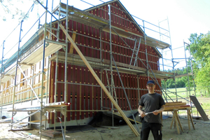  Eine Boden-Deckel-Schalung zu erstellen ist Maßarbeit, das hat Volontär Stephan Thomas aus der dach+holzbau-Redaktion in seinem Zimmereipraktikum gelernt Foto: Holzbau Vorderwisch 