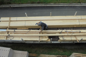  Holzbau-VOrderwisch-Ein ganzer Dachstuhl passt auf die Lkw-Ladefläche und wird einzeln auf den Rohbau in Bielefeld gehoben 