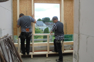  Mit Nachdruck: die Holzrahmenwand bildet die Außenseite der Gaube, erst muss sie aber richtig eingerückt werden 