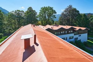  Frisch saniert: Die Dächer wurden nach Abschluss der Verlegearbeiten mit einer PIB-Dachfarbe gestrichen, einer Farbe, die aus dem gleichen Rohstoff gefertigt ist, wie die Dachbahn selbst Foto: FDT  