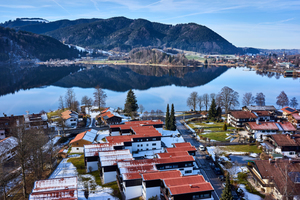  Die Dächer der Wohnanlage direkt am Schliersee wurde durch einen Hagelsturm beschädigt Foto: FDT 