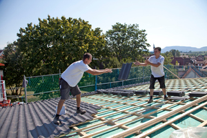  Entspanntes Arbeiten auf dem wenig geneigten Dach mit dem 7-Grad-Dachsystem  Foto: Braas.jpg 