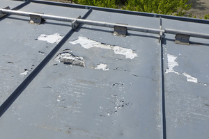  Die durch Lochfraß geschädigte Zinkdeckung des Daches vor der Sanierung<br /> 