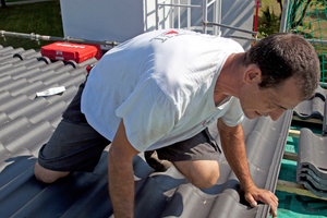  Die Regensperre an den Dachziegeln verhindert das Eindringen von Regenwasser unter die Dachdeckung 
