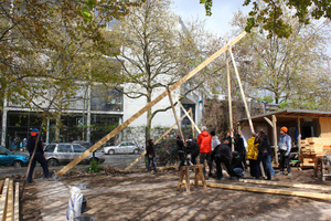  Wie beim Aufstellen eines Maibaums hieven die Helfer die tragenden Holzbalken mit Stützen hochFoto: Marco Clausen 