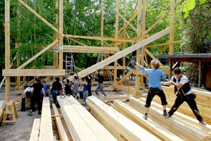  Freiwillige Helfer, Auszubildende zum Zimmermann und Studenten haben die Laube errichtet 