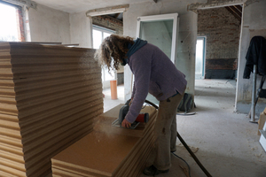  Zimmerin Gaby Lipka schneidet Holzfaserplatten für die Innendämmung  