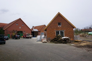  Der Stall während des Umbaus (rechts) und die Scheune mit Zugang zum Vorderhaus (links)
 