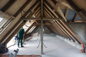  In das Dachgeschoss des ehemaligen Stalls bauten die Handwerker vier neue Dachfenster und eine Gaube (links im Bild) ein 