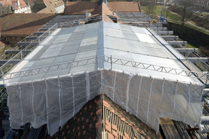  Auf dem Hauptschiff der Kirche war in der Bauzeit ein verschiebbares Wetterschutzdach auf Schienen 