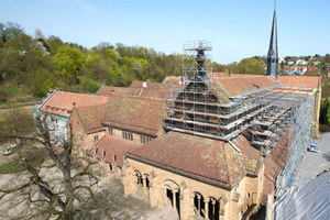  Die Dachlandschaft des Klosters: Über dem Seitenschiff der Kirche ist ein hängendes Gerüst installiert, das rechts auf dem Außengerüst aufliegtFoto: Layher     