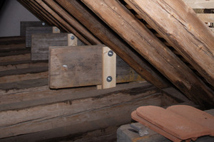 Mit einer Zangenkonstruktion aus Holz waren die Leimholzbinder im Dachinneren gesichert<br /> 