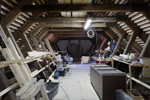 Holzwerkstatt und Lagerraum der Zimmerer im Dachstuhl  