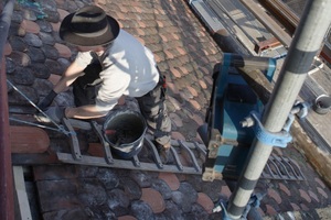  Dachdecker bei der Umdeckung auf dem Kirchendach<br /> 