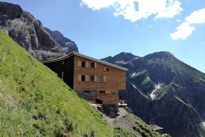  Angeschmiegt an den Berg liegt die Hütte auf über 2000 m Meereshöhe Foto: Rüdiger Sinn 