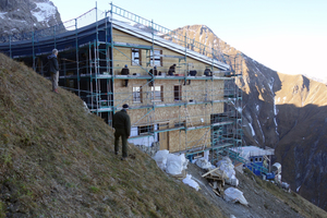  Die letzten Arbeiten vor der Winterpause galten dem Befestigen der Holzschindeln Foto: Zimmerei Berktold 