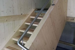  Rechts: Die Treppenwangen sind aus BSH gefertigt, die Stufen aus Esche <span class="bildnachweis">Fotos (3): Rüdiger Sinn</span> 