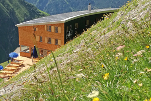  Die DAV-Hütte ist stromautark, die 165 m2 große PV-Anlage auf dem Dach produziert 28 kWp<span class="bildnachweis">Foto: Rüdiger Sinn</span> 