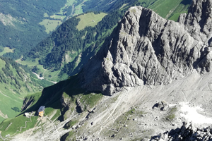  Das Waltenberger Haus 400 Höhenmeter unter dem Betrachter: Die Hütte erreicht der Wanderer über ein steiles Geröllfeld vom Heilbronner Weg aus <span class="bildnachweis">Foto: Rüdiger Sinn</span> 