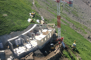  Auf das Kellergeschoss, bergseitig mit Stahlbeton-Fertigteilen gebildet, werden die ersten Holzelemente gesetzt  Foto: Zimmerei Berktold 