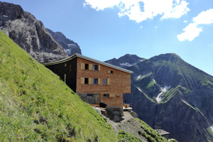  Angeschmiegt an den Berg liegt die Hütte auf über 2000 m Meereshöhe Foto: Rüdiger Sinn 