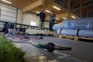  Die dach+holzbau-Redaktion war schon vor Eröffnung im Carlisle-Zentrum Kaufbeuren zu Gast: Redakteur Rüdiger Sinn (links) im Gespräch mit Carlisle-Mitarbeiter Oliver Glöckner Foto: S. Thomas 